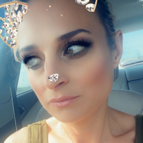 Meet your Posher, Stephanie - Picture 2 of 13